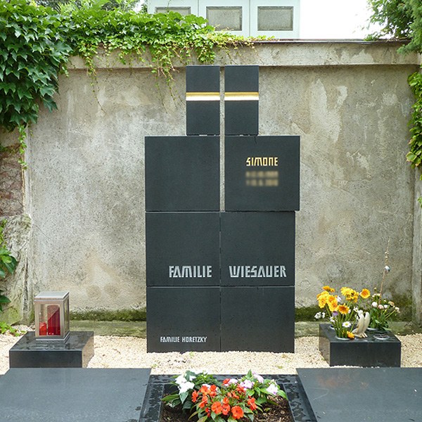 Zechmeister - Exquisites Grabdenkmal mit modernem Kreuz und kreativer Deckellösung - Korneuburg - Niederösterreich