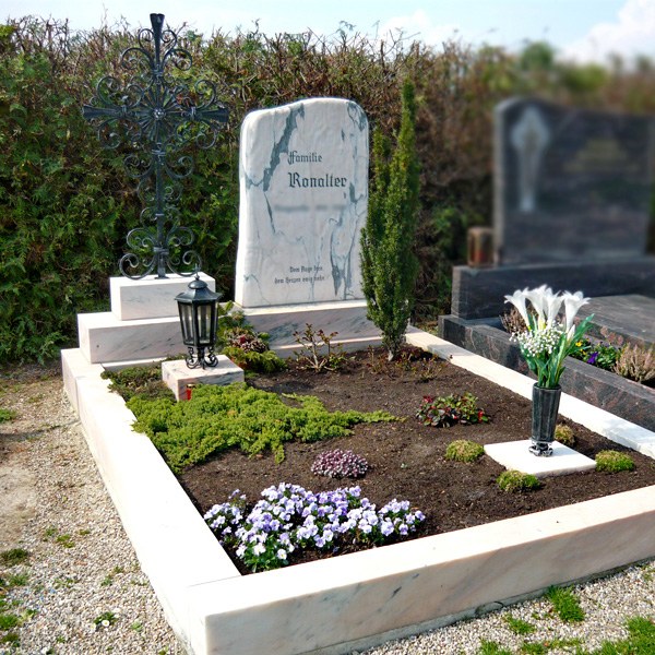 Zechmeister - Familiengrab mit Schmiedeeisenkreuz - Absdorf