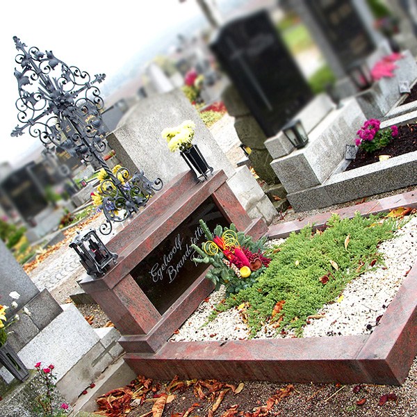Zechmeister - Grabdenkmal aus rotem Granit mit Schmiedeeisenkreuz und Urnenkasten - Unternalb
