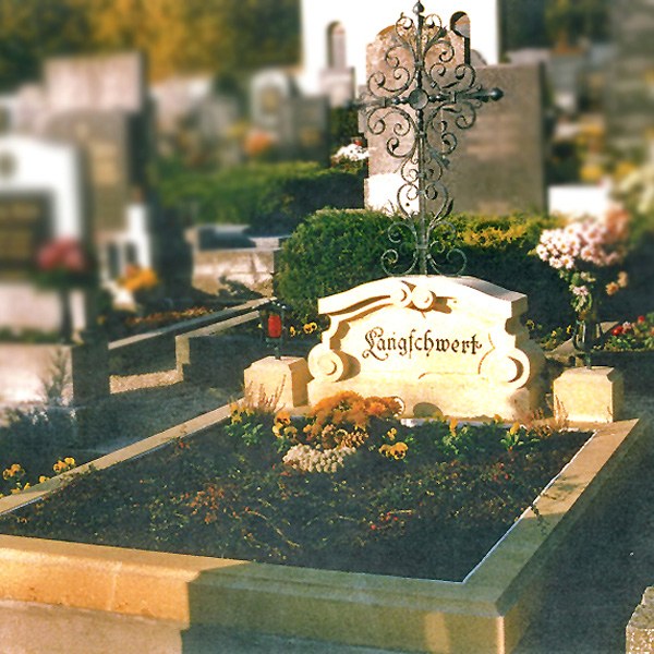 Zechmeister - Barockes Sandsteingrab mit Hohlkehle, Kreuzsockel und Schmiedeeisenkreuz - Ernstbrunn