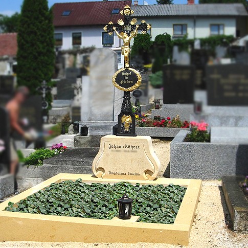 Zechmeister - Sandsteingrab mit Kreuzsockel - Ravelsbach