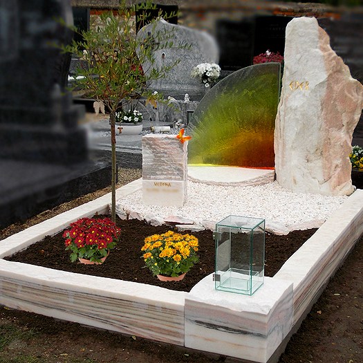 Zechmeister - Persönlich gestaltetes Felsen Grabdenkmal eines jung Verstorbenen mit Glasplatte und Schmetterling aus Glas - Fallbach