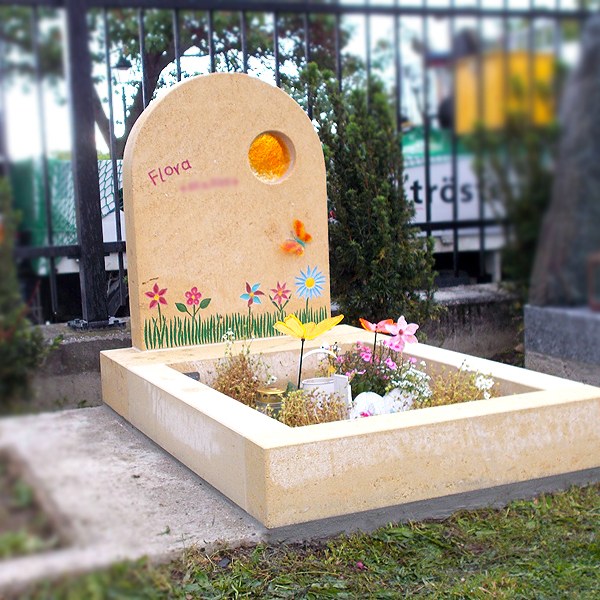 Zechmeister - Kindergrab aus Sandstein mit bunten Blumen und Glas - Maria Enzersdorf