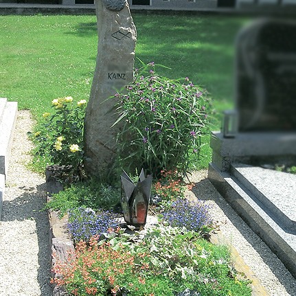 Zechmeister - Felsengrab mit Bronzemotiv biblische Szene- Großweikersdorf