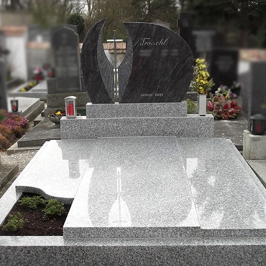 Zechmeister - Familiengrab mit zweiteiligem Grabstein, Edelstahlkreuz und geschwungener Deckelausnehmung - Großweikersdorf - NÖ