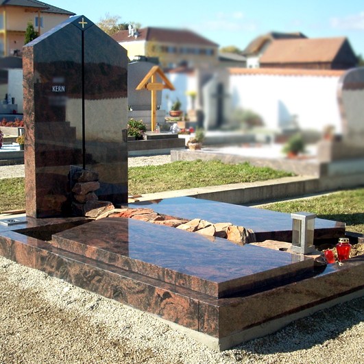 Zechmeister - Individuelle Grabanlage mit Grabstele aus zwei Teilen - Ziersdorf - Niederösterreich