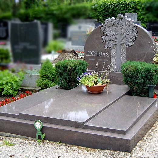 Zechmeister - Familiengrab mit handwerklich gearbeitetem Lebensbaum - Hollabrunn - Niederösterreich