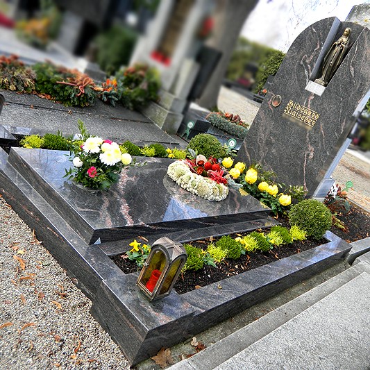 Zechmeister - Familiengrab mit Bronzemadonna - Hollabrunn - Niederösterreich