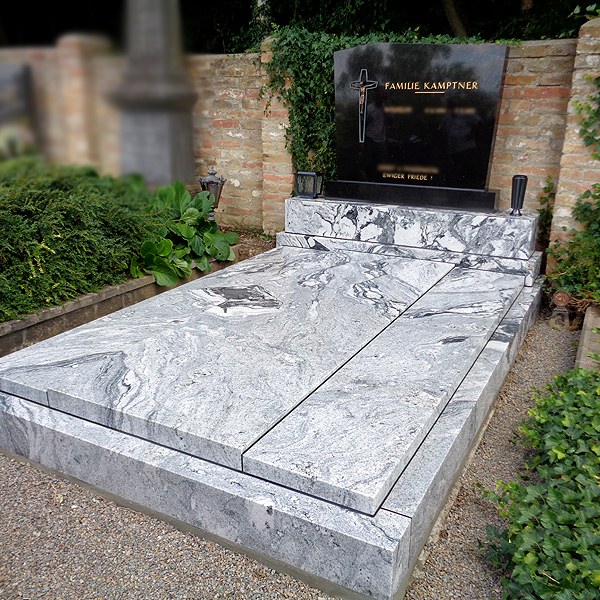 Zechmeister - Familiengrab aus lebhaftem Granit - Sitzendorf