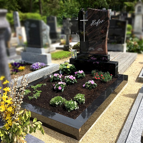 Zechmeister - Familiengrab aus rotem und schwarzem Granit mit Edelstahlkreuz - Großrußbach