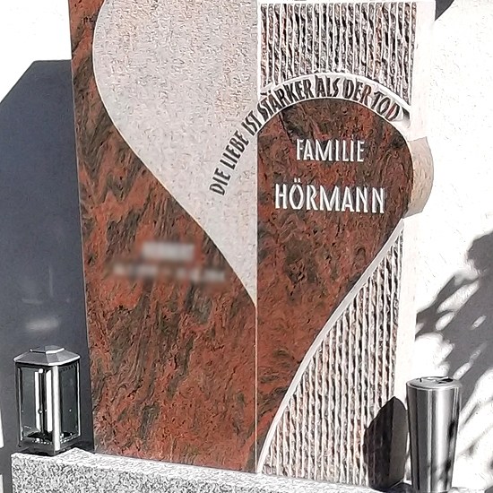 Zechmeister - Moderner Grabstein aus rotem Granit in Herzform - Aigen - Horn - Waldviertel