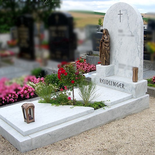 Zechmeister - Besonderes Grab aus hellem Marmor und Madonna aus Bronze - Simonsfeld - Weinviertel
