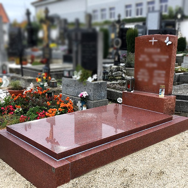 Zechmeister - Einzelgrab aus rotem Granit mit Schmetterling aus hellem Marmor - Ernstbrunn