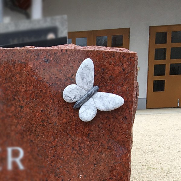 Zechmeister - Einzelgrab aus rotem Granit mit Schmetterling aus hellem Marmor - Ernstbrunn