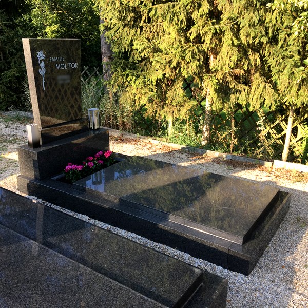 Zechmeister - Schwarzes Granitgrab mit Bepflanzungsstreifen und verlaufender Laterne und Vase
