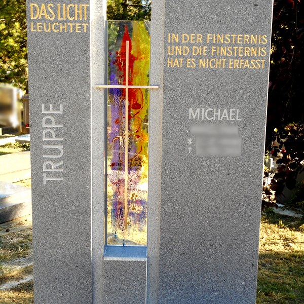 Zechmeister - Modernes Granitgrab mit buntem Glas - Wien Dornbach