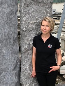 Petra Zechmeister Geschäftsführerin des Steinmetz Betriebes Erwin Zechmeister GmbH - Grabsteine die trösten