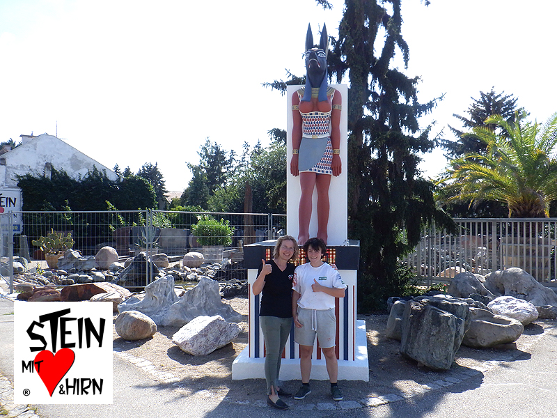 Anubis Wächterfigur bei Grabstein Steinmetz Zechmeister in Hollabrunn, Wien und Niederösterreich
