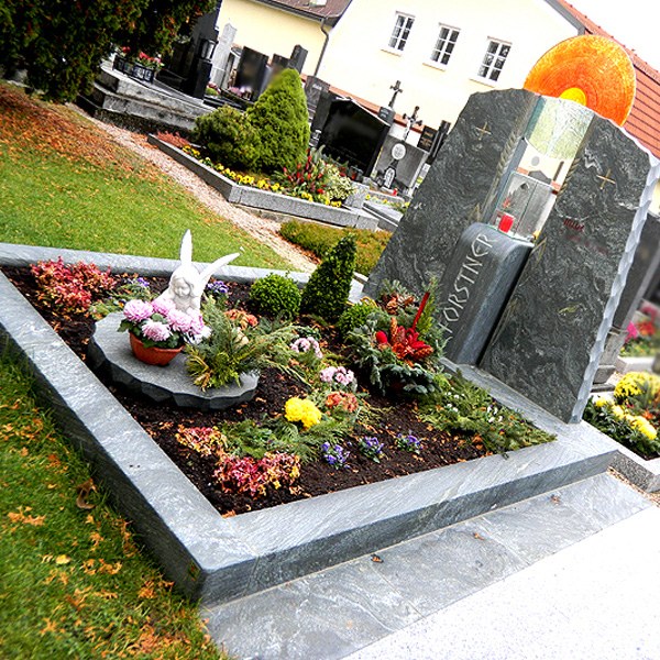 Zechmeister - Persönlicher Grabstein mit Glas, gravierten Ähren und Glaslaterne - Senning - Niederösterreich