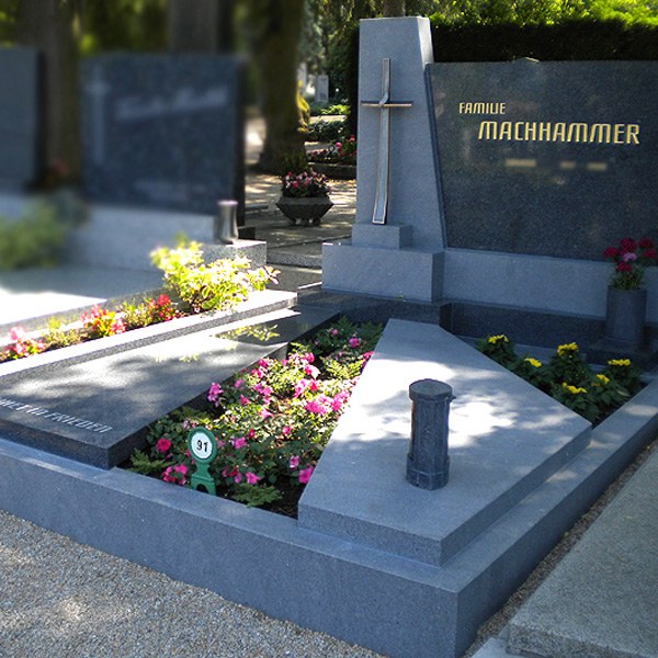 Zechmeister - Besonderes Grabdenkmal mit Bronzekreuz - Hollabrunn - Niederösterreich