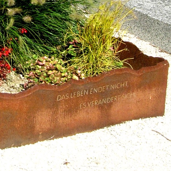 Zechmeister - Kunstvolles Grabdenkmal mit Glas Schriftplatte, Schieferfelsen und Eiseneinfassung aus Edelrost  - Niederkreuzstetten - Niederösterreich
