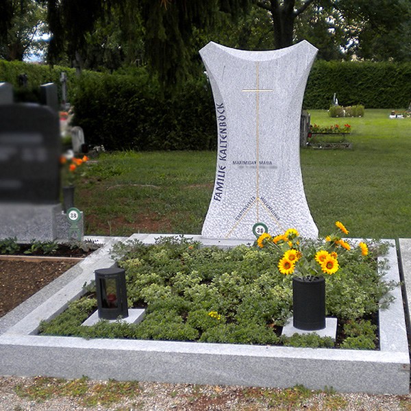 Zechmeister - Individuelles Grabdenkmal - Hollabrunn - Niederösterreich