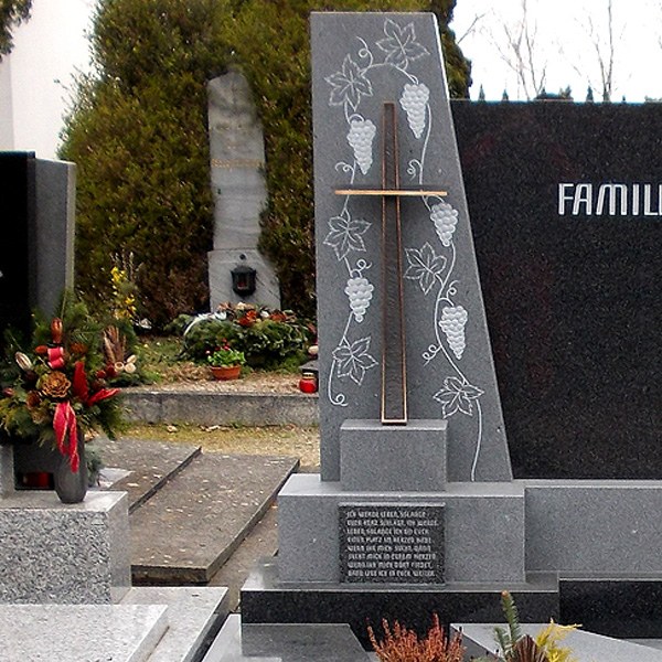 Zechmeister - Individuelles Grabdenkmal mit Motiv Weinranke - Hollabrunn - Niederösterreich