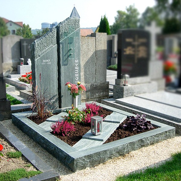 Zechmeister - Persönliches Grabdenkmal mit Glaskreuz - Rückersdorf - Niederösterreich