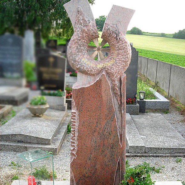 Zechmeister - Besonderer Grabstein "Windrad" mit Glaslaterne - Bogenneusiedl