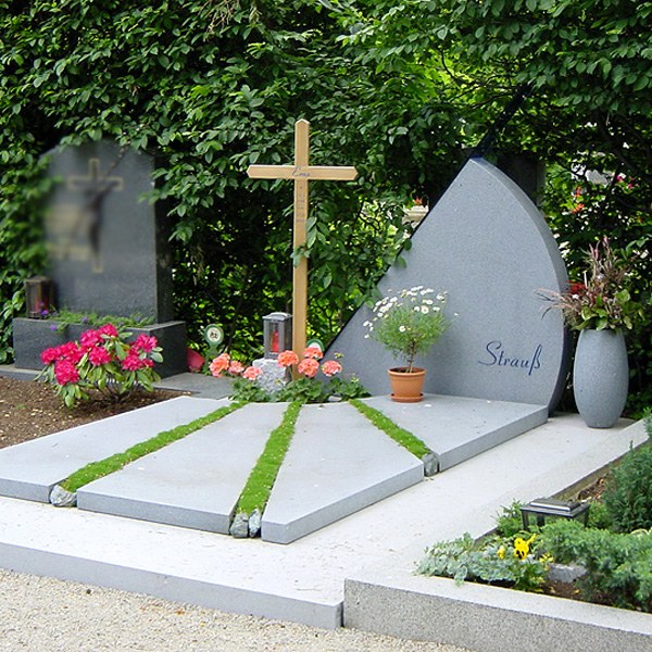 Zechmeister - Individuelles Grabdenkmal aus Granit, Holz und Glas - Hollabrunn - Niederösterreich