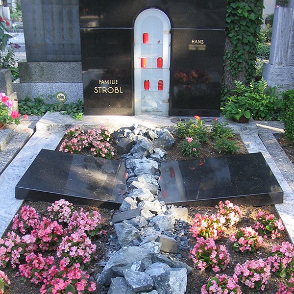 Zechmeiser - Kreatives Grabdenkmal mit Glasvitrine - Hollabrunn - Niederösterreich