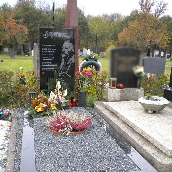 Zechmeister - Grabdenkmal für Musiker Kurt Johann Hauenstein "Supermax" mit Ritzung - Zentralfriedhof Wien