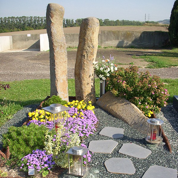 Zechmeister - Exquisites Grabdenkmal mit Grabsteinstelen - Spillern - Niederösterreich