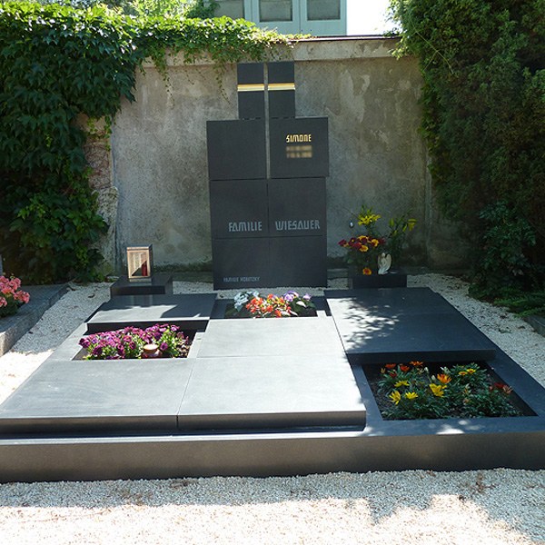 Zechmeister - Exquisites Grabdenkmal mit modernem Kreuz und kreativer Deckellösung - Korneuburg - Niederösterreich