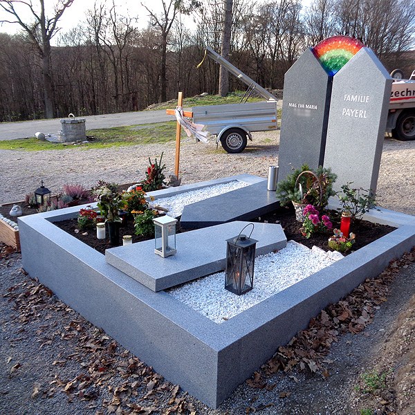 Zechmeister - Individueller Grabstein mit Regenbogenglas - Mauerbach