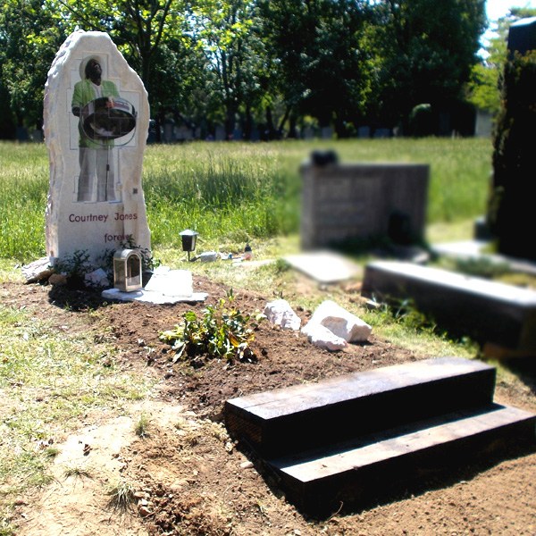 Zechmeister - Denkmal für einen Musiker mit seiner Steelpan auf Sölker Marmor - Zentralfriedhof Wien