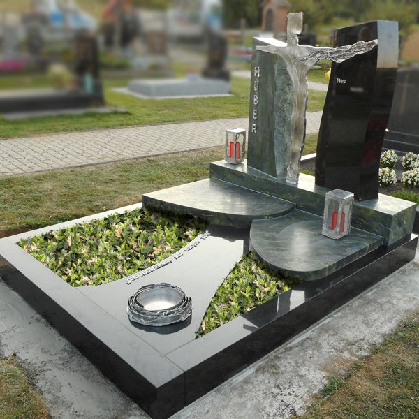 Zechmeister - Künstlerisches Grabdenkmal aus schwarzem Granit mit grünen Elementen und aussergewöhnlichen Edelstahlmotiven