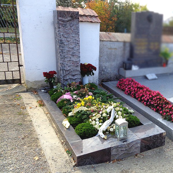 Zechmeister - Besonderes Grabdenkmal mit gewellter Grabsteinstele  - Großweikersdorf - Niederösterreich