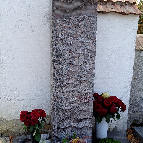 Zechmeister - Besonderes Grabdenkmal mit gewellter Grabsteinstele  - Großweikersdorf - Niederösterreich