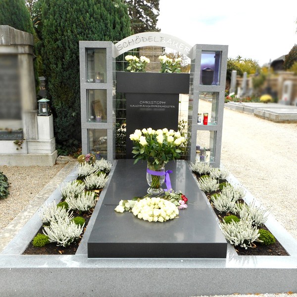 Zechmeister - Modernes Grabdenkmal aus verschiedenen Materialien mit Stelen zur Urnenaufbewahrung