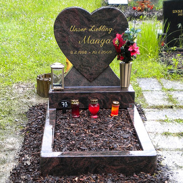 Zechmeister - Haustiergrab mit Grabstein in Herzform - Tierfriedhof Sierndorf