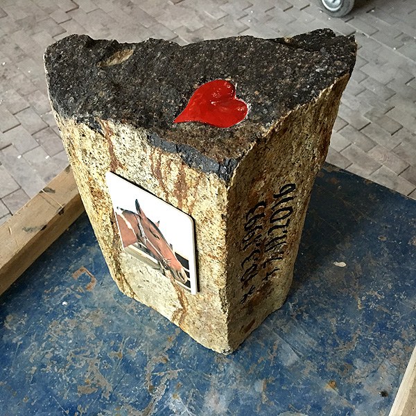 Zechmeister - Pferdegedenkstein mit rotem Herz und Porzellanfoto