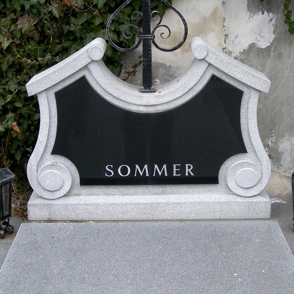 Zechmeister - Barocksockel aus Granit für Schmiedeeisenkreuz mit schwarzer Schriftplatte - Horn
