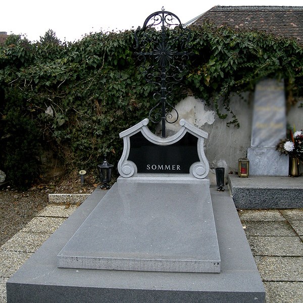 Zechmeister - Barocksockel aus Granit für Schmiedeeisenkreuz mit schwarzer Schriftplatte - Horn