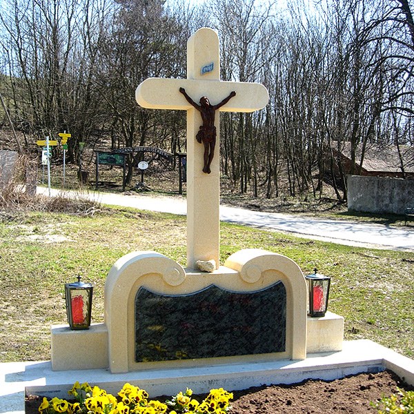 Zechmeister - Kreuzsockel aus Sandstein mit grüner Schriftplatte aus Granit und Sandsteinkreuz - Oberleis
