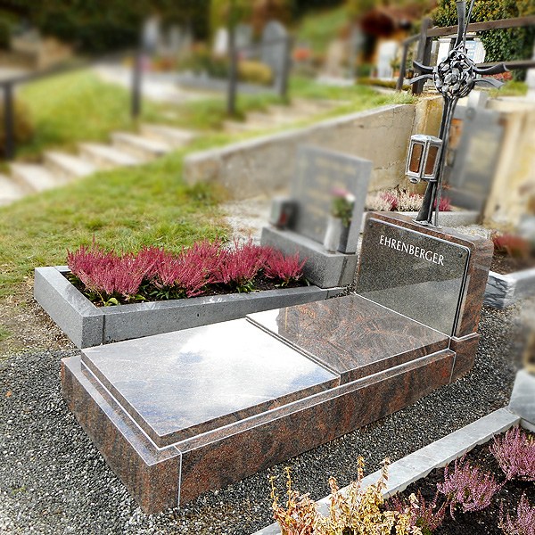 Zechmeister - Einzelgrab aus rotem Granit mit dunkler Schriftplatte und Schmiedeeisenkreuz - Gars am Kamp