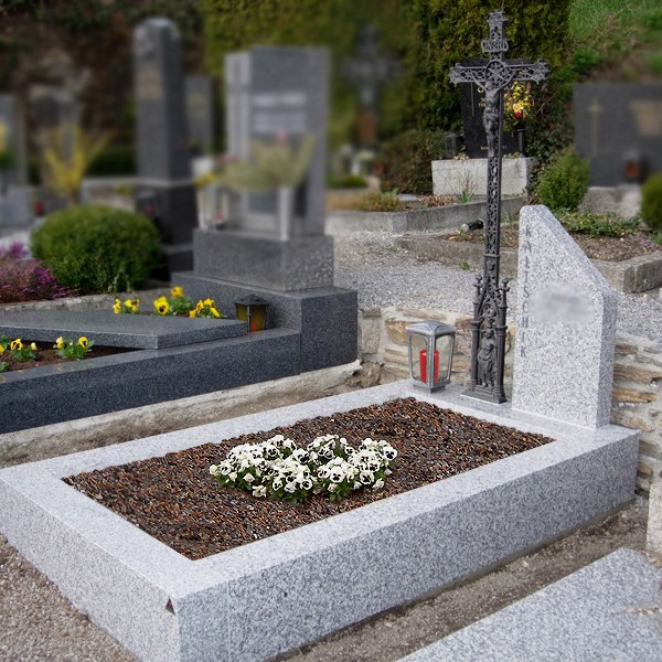 Zechmeister - Modernes Granitgrab mit Schmiedeeisenkreuz - Gars am Kamp