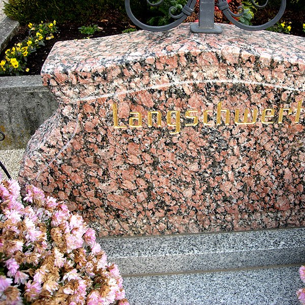 Zechmeister - Kreuzsockel aus rotem Granit für Schmiedeeisenkreuz - Ernstbrunn