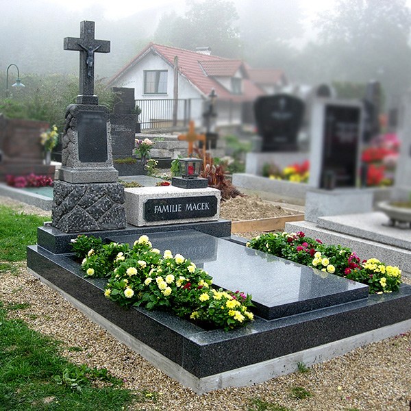 Zechmeister - Familiengrab mit Granitkreuz - Großrußbach