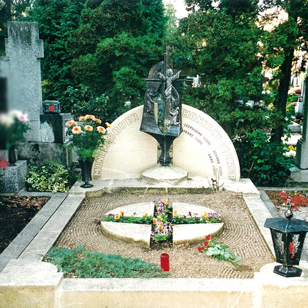 Zechmeister - Kreatives Sandsteingrab mit Schmiedeeisenkreuz